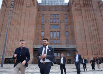 TENGKU Amir Shah Sultan Sharafuddin Idris Shah ketika melawat Battersea Power Station, London, UK.