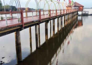KEADAAN paras air di Tasik Bukit Merah, Kerian, Perak yang surut berikutan cuaca panas ketika tinjauan baru-baru ini. - UTUSAN/WAT KAMAL ABAS