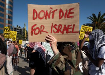 PENUNJUK perasaan memegang sepanduk menentang penglibatan AS dalam perang Iran-Israel semasa demonstrasi di Los Angeles, kelmarin. - AFP