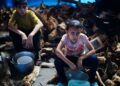 KANAK-KANAK Palestin menunggu makanan diedarkan di pusat bantuan di Nuseirat, tengah Semenanjung Gaza. - AFP