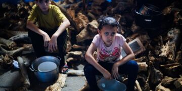 KANAK-KANAK Palestin menunggu makanan diedarkan di pusat bantuan di Nuseirat, tengah Semenanjung Gaza. - AFP