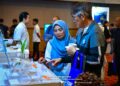 SEKITAR suasana TOT MPOB 2024 pada tahun lepas, Penyelidik MPOB, Siti Rahmah Abdul Rahman memberi penerangan kepada hadirin di reruai pameran teknologi R&D MPOB di TOT MPOB 2024.