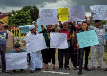 SEBAHAGIAN penduduk Kampung Raja Uda, Klang, Selangor yang membantah pembinaan memorial untuk menyimpan abu mayat di kampung berkenaan. - UTUSAN/AFIQ RAZALI