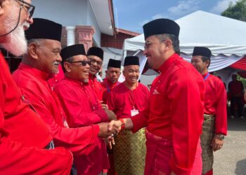 ASYRAF Wajdi  Dusuki (kanan) bersalaman dengan perwakilan UMNO Bahagian Pasir Puteh di Dewan Uthmaniyyah, Pasir Puteh, Kelantan. -  UTUSAN/TOREK SULONG