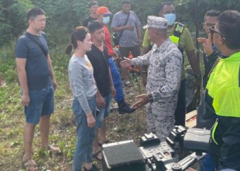SALAH seorang anggota Maritim Malaysia bertemu salah seorang ahli keluarga mangsa bot karam di PKTK Pelabuhan Klang, Klang Selangor hari ini. - UTUSAN/MOHAMAD NAUFAL MOHAMAD IDRIS