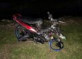 KEADAAN motosikal Yamaha 135LC yang terlibat dalam kemalangan membabitkan tiga buah motosikal di Jalan Seri Menanti-Kayu Ara Pasong di Pontian, malam tadi.