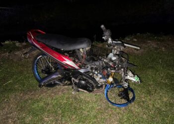 KEADAAN motosikal Yamaha 135LC yang terlibat dalam kemalangan membabitkan tiga buah motosikal di Jalan Seri Menanti-Kayu Ara Pasong di Pontian, malam tadi.