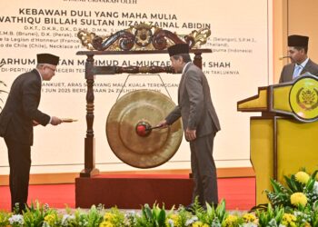 SULTAN Mizan Zainal Abidin (tengah) berkenan menyempurnakan gimik perasmian Mayang Mall di Kuala Terengganu, Terenggan. -UTUSAN/PUQTRA HAIRRY