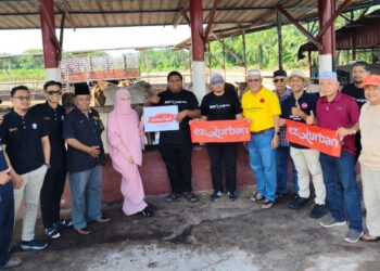 Neelofa (lima dari kiri) bergambar dengan Pengerusi PPK Kuala Langat,Dr.Abdul Razak Khasbullah (empat dari kiri) dan ahli PPK di Kuala Langat, Selangor hari ini.-UTUSAN/ABDUL RAZAK IDRIS