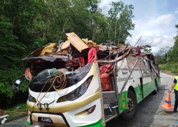 KEADAAN bas membawa pelajar UPSI yang terlibat kemalangan di Kilometer 53, Jalan Raya Timur-Barat (JRTB), Jeli-Gerik dekat Tasik Banding dekat Gerik hari ini. - UTUSAN/FADZIL ZAINOL