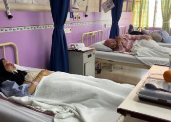TIGA daripada lima pelajar UPSI yang menerima rawatan di Hospital Gerik. - UTUSAN