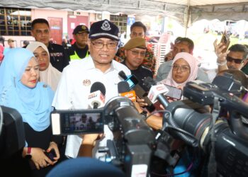 SHAMSUL Anuar Nasarah (tengah) pada sidang akhbar mengenai kemalangan bas dinaiki pelajar UPSI di Hospital Gerik. - UTUSAN