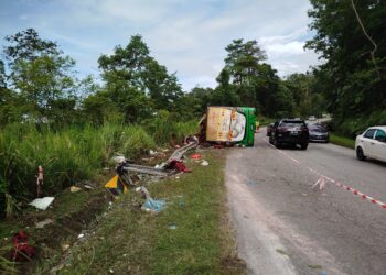 KEADAAN bas membawa pelajar UPSI yang terlibat kemalangan di Kilometer 53, Jalan Raya Timur-Barat (JRTB), Jeli-Gerik dekat Tasik Banding dekat Gerik hari ini. - UTUSAN