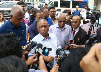 SAARANI Mohamad ditemui pemberita di Jabatan Forensik Hospital Raja Permaisuri Bainun di Ipoh, hari ini. - UTUSAN/MUHAMAD NAZREEN SYAH MUSTHAFA