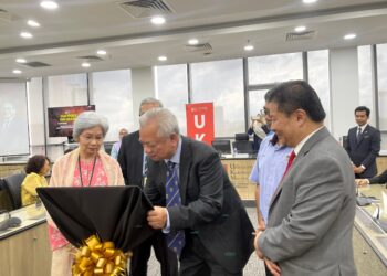 MOHAMAD Abd. Razak ( tengah ) semasa merasmikan Dewan Khalid Kadir di blok tambahan Kompleks Perubatan Canselor Tuanku Ja’afar, HCTM di Kuala Lumpur hari ini. - UTUSAN/NURUL NATASHA SURIN