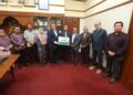 AHMAD Zaki Salleh menyerahkan sumbangan kewangan sebanyak RM2,000
kepada Dr. Sharifudin (tengah) dalam satu majlis di USIM, Nilai, Seremban hari ini.