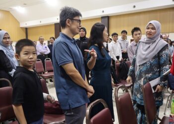 FADHLINA Sidek (kanan) ketika hadir pada Majlis Sambutan Pelajar Program Pendidikan Tingkatan Enam di Kampus Kejuruteraan USM, Nibong Tebal, Pulau Pinang hari ini. - UTUSAN/IQBAL HAMDAN