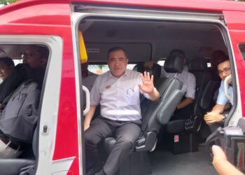 ANTHONY Loke Siew Fook (tengah) ketika meninjau perkhidmatan Rapid Penang On-Demand di George Town, Pulau Pinang, hari ini.
