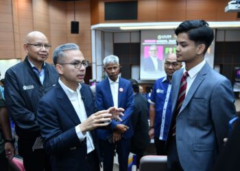 FAHMI Fadzil beramah mesra dengan penuntut UUM pada Forum Mini 4 MPI-UUM: Siber, Suara dan Sempadan: Merungkai Dinamika Kebebasan Media dalam Era Digital di UUM Sintok di Changlun, Kedah.