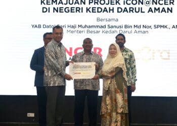 MUHAMMAD Sanusi Md. Nor dan Mohamad Haris Kader Sultan menyaksikan penyerahan yang disampaikan Ketua Pegawai Operasi NCER, Hasri A. Hassan kepada Pengurus Mak Minah Enterprise, Nurhafilah Abdul Talib pada Majlis Kolaborasi Strategik bagi Kemajuan Projek iCON Yan dan Baling anjuran NCER di Alor Setar. - UTUSAN/ SHAHIR NOORDIN