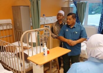 MANSOR Zakaria bersama Ahli Parlimen Baling, Hassan Saad melawat keluarga yang menaiki Perodua Alza di Hospital Baling, Kedah.