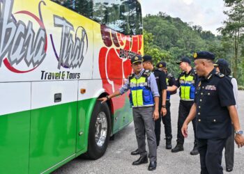 HAMIDI Adam ketika memeriksa tayar bas yang ditahan pada Ops Khas Sempena Perayaan Hari Raya Aidiladha (HRAA) 2/2025 Jabatan Pengangkutan Jalan Wilayah Persekutuan Kuala Lumpur  (JPJWPKL) di Plaza Tol Gombak di sini hari ini.-  UTUSAN/SYAKIR RADIN