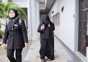 NUR Shafikah Razali dihadapkan ke Mahkamah Sesyen, Ayer Keroh, Melaka atas pertuduhan membuka klinik dan menjalankan amalan pergigian secara haram. - UTUSAN/MUHAMMAD SHAHIZAM TAZALI