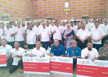 AHMAD SHABERY Cheek bergambar dengan penerima Anugerah Projek 25:23 di Dewan Semai Bakti Felda Lok Heng Timur, Kota Tinggi.