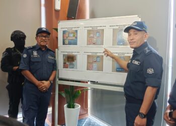 AMINUL Azmeer Mohd. Sohaimi menunjukkan gambar  dadah yang dirampas  menggunakan perkhidmatàn kurier dalam sidang akhbàr di Menara Kastam, Johor Bahru, Johor-UTUSAN/BAAZLAN IBRAHIM.