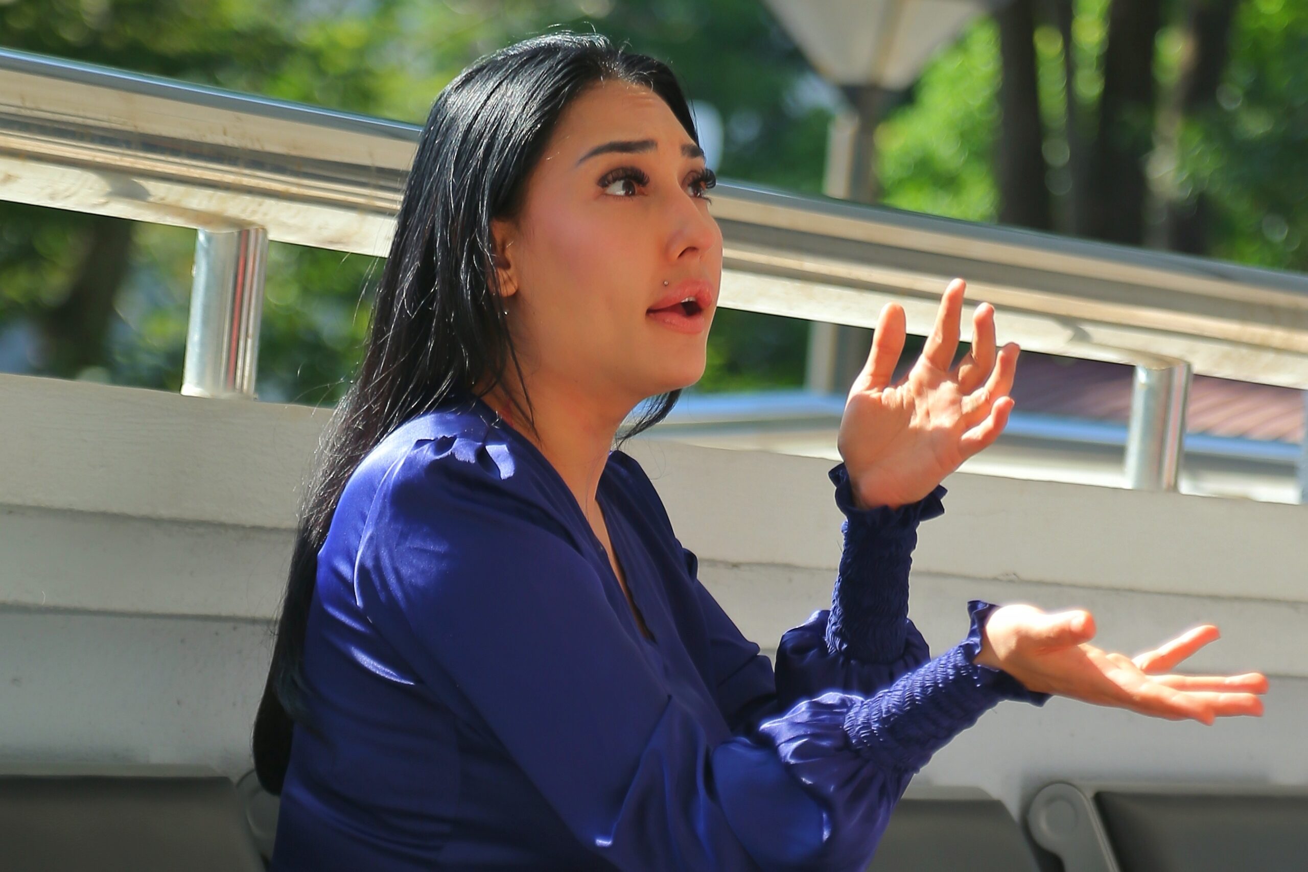 ZARINA Anjoulie  ketika ditemui di luar mahkamah pada prosiding perbicaraan kes saman fitnah Fara Mendoza terhadapnya di Mahkamah Sesyen Seremban hari ini.-UTUSAN/MOHD. SHAHJEHAN MAAMIN.
