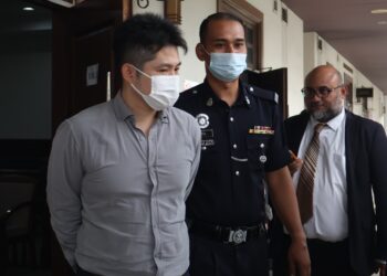 TAN Kah Harn ketika dibawa ke Mahkamah Majistret George Town, Pulau Pinang atas dua pertuduhan iaitu mengambil pekerja asing tanpa pas yang sah serta membenarkan seorang lagi pekerja asing tinggal di sebuah premis juga tanpa pas yang sah.-UTUSAN/IQBAL HAMDAN
