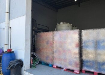 ANTARA bahan pencuci pakaian yang dirampas di sebuah kilang di Rawang, Selangor semalam.