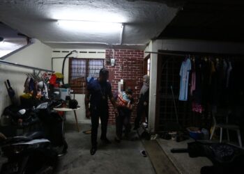 PEGAWAI dan anggota Jabatan Imigresen Malaysia (JIM) Selangor membuat serbuan dan menahan pasangan suami isteri warga asing dan seorang anaknya pada Op Sapu di Taman Klang Jaya, Klang, Selangor semalam.-UTUSAN/AFIQ RAZALI