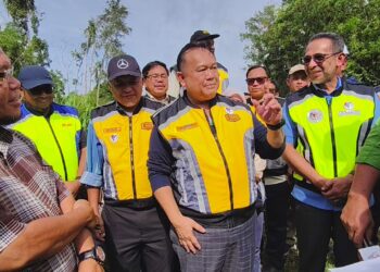 ALEXANDER Nanta Linggi meninjau lokasi kemalangan bas dinaiki pelajar UPSI di Kilometer 53, JRTB berhampiran Tasik Banding di Gerik hari ini. - UTUSAN