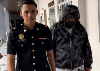 MUHAMAD Azly Abdul Aziz (kanan) semasa menghadiri prosiding perbicaraan kes rasuah di Mahkamah Sesyen Kota Bharu, Kelantan. - UTUSAN/ROSALWANI CHE SOH