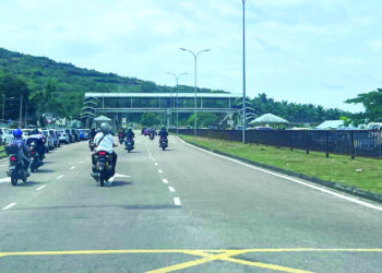 JEJANTAS berhampiran Sekolah Menengah Kebangsaan (SMK) Jalan Kota Tinggi di Kluang, Johor yang ditutup penggunaannya sejak setahun lalu.