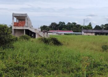 KEADAAN terkini projek menaik taraf padang mini Rambah, Pontian, Johor yang gagal disiapkan oleh kontraktor.