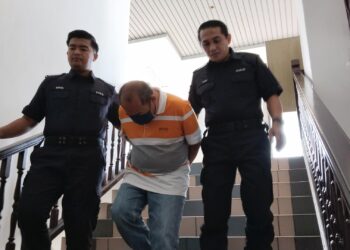 TAY Kok Seng dihadapkan ke Mahkamah Sesyen, Ayer Keroh, Melaka atas pertuduhan melakukan amang seksual fizikal terhadap anak gadis kekasihnya. - UTUSAN/MUHAMMAD SHAHIZAM