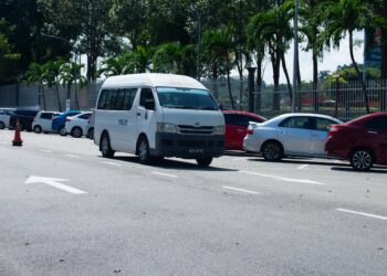 VAN yang membawa suspek meninggalkan Kompleks Mahkamah, Ayer Keroh, Melaka selepas mahkamah membenarkan permohonan reman selama tujuh hari. - UTUSAN/ARIF HAMIZAN MISKON