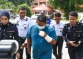 PEMANDU bas terlibat nahas pelajar UPSI dibawa ke di Mahkamah Gerik, Perak untuk pendakwaan. - UTUSAN/MUHAMAD NAZREEN SYAH MUSTHAFA