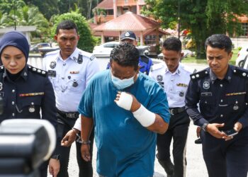PEMANDU bas terlibat nahas pelajar UPSI dibawa ke di Mahkamah Gerik, Perak untuk pendakwaan. - UTUSAN/MUHAMAD NAZREEN SYAH MUSTHAFA