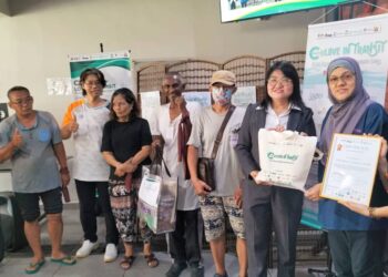 LIM Siew Khim (tiga dari kanan) menyampaikan hadiah kepada para peserta Comm@Love In Transit (Comm@L.I.T) di Pusat Transit Gelandangan Pulau Pinang, di Georgetown, Pulau Pinang, hari ini.