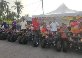 SUEE Lim (tengah) merasmian program itu  di Parit 7 Baroh, Sekinchan, Selangor, hari ini. - UTUSAN/ISKANDAR SHAH MOHAMED