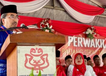 JOHARI Abdul Ghani berucap merasmikan Mesyuarat Pewakilan UMNO Padang Terap di Naka, Padang Terap hari ini.
