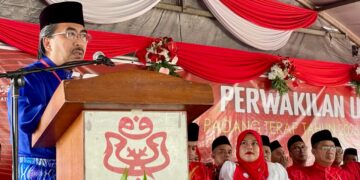 JOHARI Abdul Ghani berucap merasmikan Mesyuarat Pewakilan UMNO Padang Terap di Naka, Padang Terap hari ini.