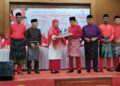 AHMAD Maslan (kanan) menerima cenderamata selepas perasmian Persidangan Perwakilan Wanita UMNO Bahagian Pontian di Dewan Jubli Intan Sultan Ibrahim, Pontian, Johor.