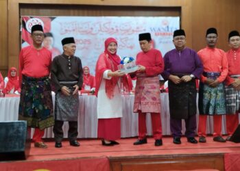 AHMAD Maslan (kanan) menerima cenderamata selepas perasmian Persidangan Perwakilan Wanita UMNO Bahagian Pontian di Dewan Jubli Intan Sultan Ibrahim, Pontian, Johor.