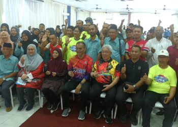 DR. DZULKEFLY Ahmad (duduk, tengah) bergambar bersama ahli jawatankuasa penganjur program Karnival Minda Sihat Komuniti Sejahtera DUN Paroi di Masjid Kariah Taman Bandar Senawang, Seremban hari ini.-UTUSAN/NUR SHARIEZA ISMAIL.