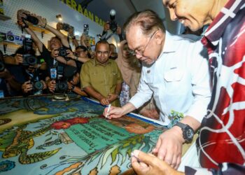 ANWAR Ibrahim melawat pameran pada  Program MADANI Rakyat 2025 Perak di Lumut hari ini. - UTUSAN/MUHAMAD NAZREEN SYAH MUSTHAFA