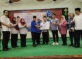 AHMAD Maslan merasmikan Program Jelajah Ilmu Falak anjuran UTM Skudai, di SMK Ayer Baloi, Pontian, Johor hari ini.-UTUSAN/MUHAMMAD ZIKRI.